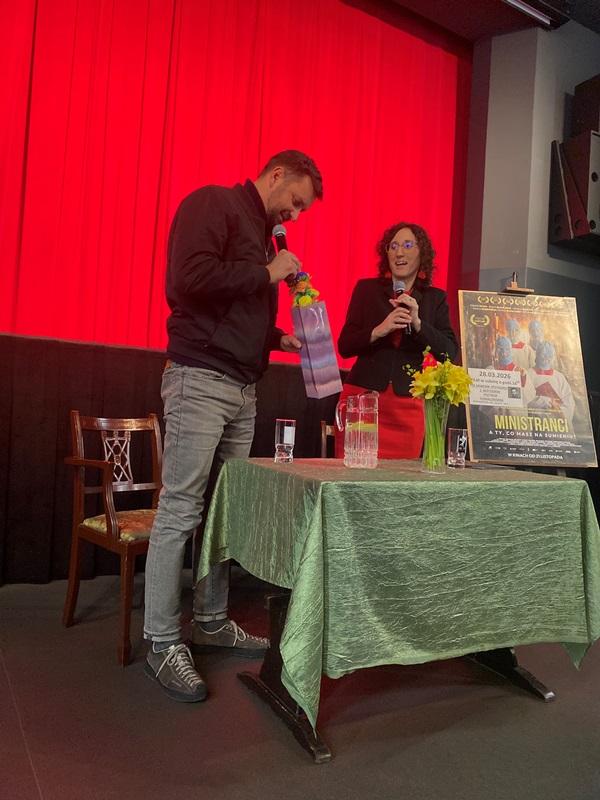 DKF 28.03.2026: SUPERBOHATER BEZ SKRZYDEŁ  –  JAK PIOTR DOMALEWSKI WALCZY O SPRAWIEDLIWOŚĆ?  RELACJA ZE SPOTKANIA Z REŻYSEREM PO PROJEKCJI FILMU „MINISTRANCI”